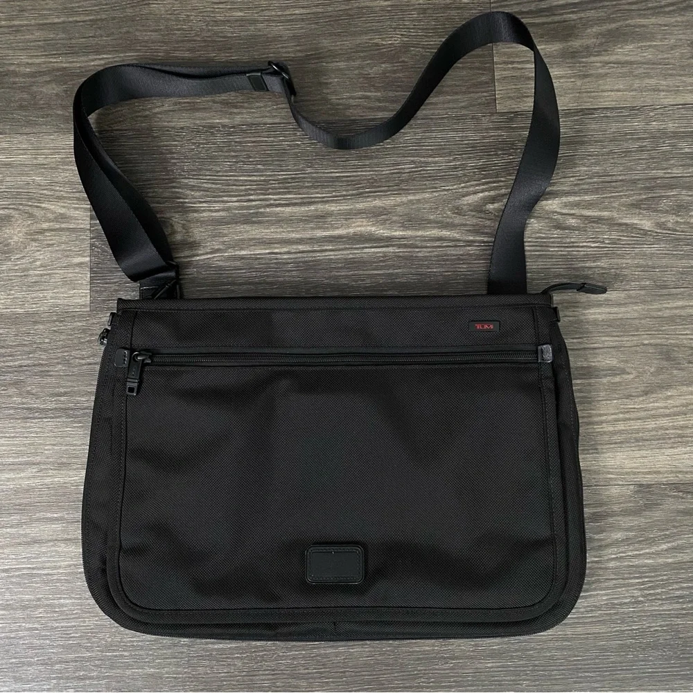 Tumi Alpha Slim Expandable Messenger Bag Black Ballistic Nylon Flip Over 22177DH